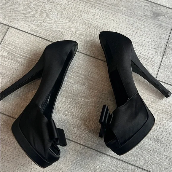 Fendi Black Deco Bow Satin Peep-Toe holiday designer high Heels size 38/7 - Picture 5 of 9
